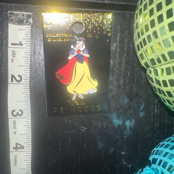 SNOW WHITE COLLECTORS PIN DISNEY LICENSED - Picture 3 of 4